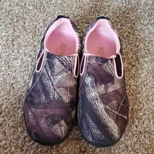 Womens pink camo slip on shoes